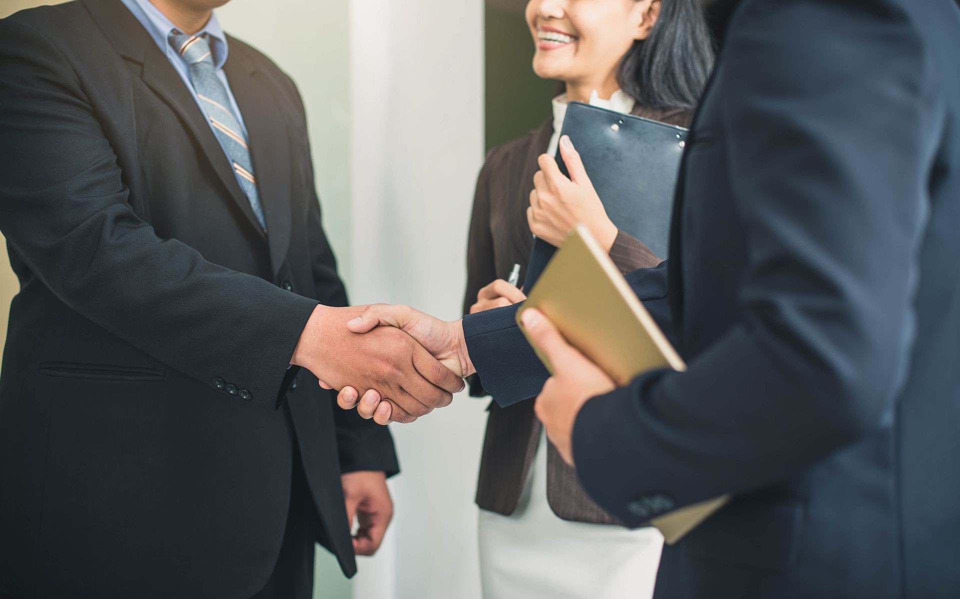 Businessmen shaking hand after successful salary negotiation thanks to career coaching